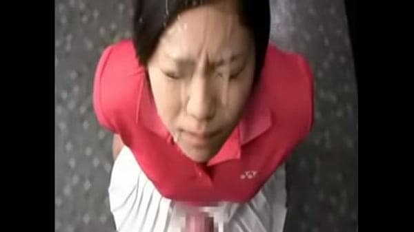 พนักงานสาวเกาหลีถูกเจ้านายเเตกน้ำเงี่ยนใส่หน้า
